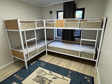 bunk bed: Двухъярусная металлическая кровать с декоративными вставками под — 10