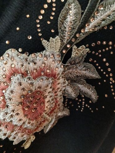 Kardiqanlar, jaketlər: Naxışlı qadın kardiganı. Qara rəngdədir və üzərində güllü naxışlar — 8