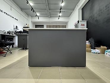 table study: Стойка/ресепшен или стол для магазина, офиса или кофейни. Есть полка — 3