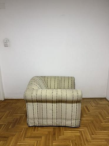 Preudobna fotelja sa klasičnim zaobljenim naslonima i valjkastim na lalafo.rs Preudobna fotelja sa klasičnim zaobljenim naslonima i valjkastim