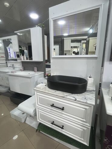 Мойдодыры: Dördbucaqlı güzgülü və iki siyirtməli ağ rəngli hamam dolabı. Üst