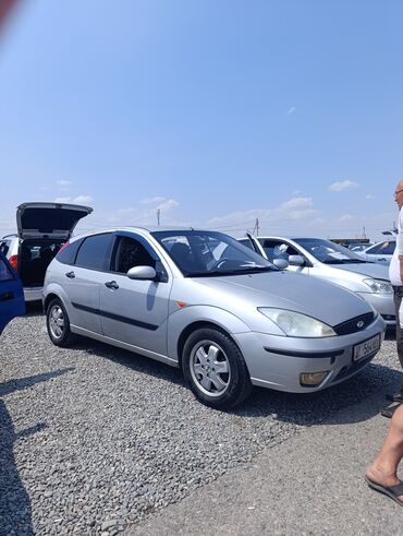 машина форт: Серебристый хэтчбек Ford Focus, модель первого поколения, с пятью