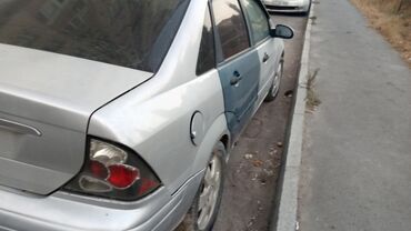 Ford: Model: Ford Focus sedan (1-ci nəsil), gümüşü rəngdə kuzov, sağ tərəfdə — 2