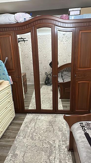 Спальные гарнитуры: Классический спальный гарнитур из массива/шпона тёплого орехового — 2