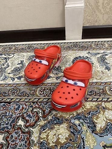 кроссовки футбол: Детские сабо Crocs с дизайном «Молния Маккуин» (Cars) - Ярко‑красные — 1