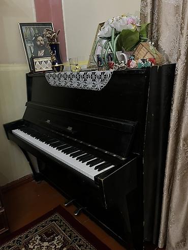 yamaha piano: Upright (şaquli) piano – klassik qara korpusda, iki pedallı model. Tam — 2