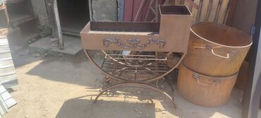 Полки для цветов: Кованая подставка для цветов, выполненная в виде стилизованного — 10