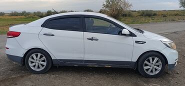 антенны для авто: Белый седан класса B/C. Кузов 4‑дверный, окраска белая с черными