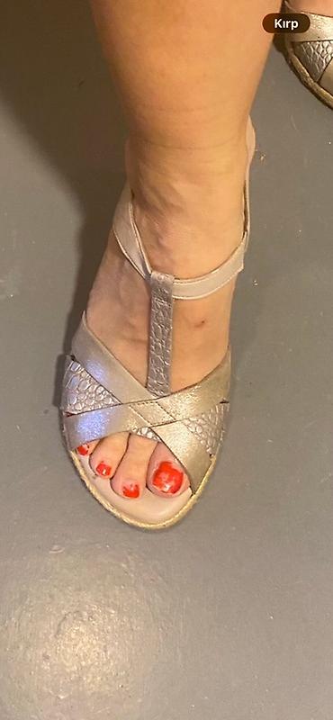 dəst geyimler: Her biri 4 eded götürene 15 tek 20 cox Baha alinib xaricden teze kimi — 4