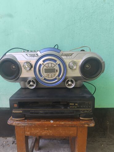 кассетный диктофон: Видеомагнитофон Panasonic, модель VCR, с черным корпусом и золотистыми