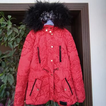 детская куртка деми: Зимняя куртка для девочки 
Размер 9-11 лет 
Идеальное состояние