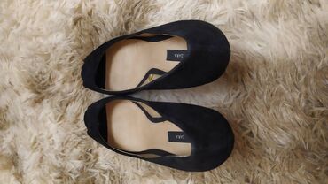 Γυναικεία είδη Υπόδησης: Παπούτσια.

Πολύ άνετα, μέγεθος 39 — 5