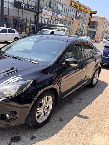 disklər təkərlər: Ford Focus sedan – qara rəng, benzinli. Şəhər və uzun yol üçün