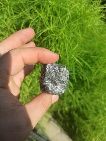 Digər kolleksiyalar: Təbii Galen daşı. Tamamilə təbii, emal olunmamış gümüşü-metalik — 9