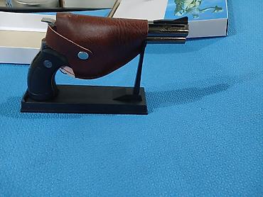 oyun sekilleri: Alışqan tapança - Parlaq metal effektli revolver (üstündə “Made in — 1