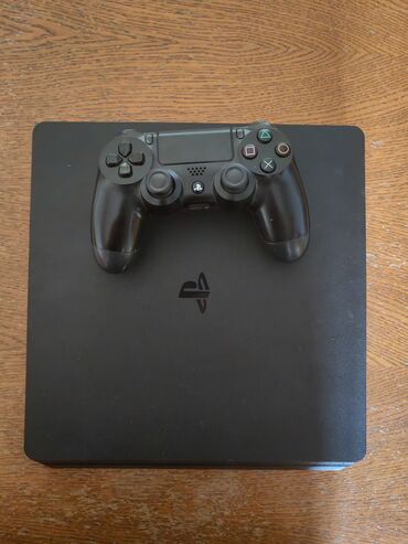 iznajmljivanje ps4 novi sad: Sony PlayStation 4 Slim konsolu və uyğun pult ilə. Konsol kompakt