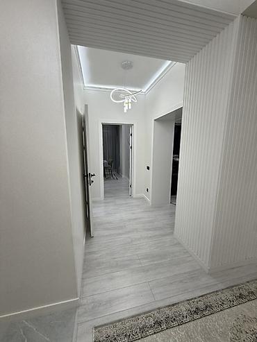 Унитазы: Современный санузел с отделкой под мрамор. - Подвесной унитаз с — 12