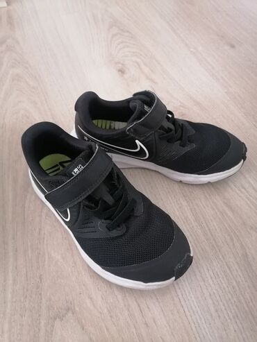 зимняя форма: Продам детские кроссовки Nike. Размер 28,5. По стельке 18,5