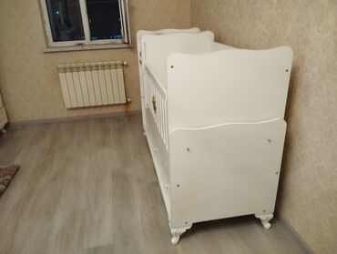 Продукты питания: Для девочки и мальчика, Б/у, Четырехугольная, Колыбель, С бортиками, С матрасом, С механизмом качания