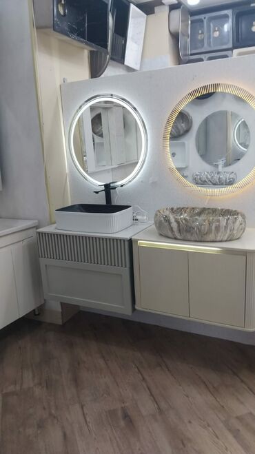 qapı çərçivəsi: Müasir vanna otağı komplekti - Divara montaj olunan iki modul şkaf