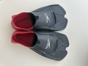 Перчатки: Speedo Biofuse texnologiyasına malik üzgüçülük ləqəbləri. Qara və