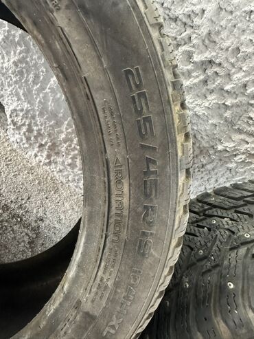 диска для машины: Комплект из 4 автомобильных шин. Характеристики: - Размер: 255/45 R19