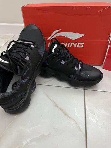 мужские кроссовки лининг: Оригинал Лининг 43 - размер 1 раз одели размер не подошли почти новое
