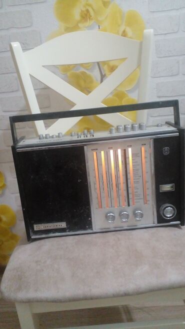 soyuducular ev ucun: Radiotexnika markalı retro radio qəbuledicisi. Qara və gümüşü