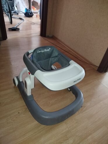 uşaq üçün maqnit lövhə: Cherry Baby markalı, boz rəngdə, təkərlərlə təchiz edilmiş uşaq