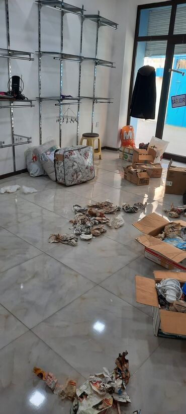 Manekenlər: Geyim maqazasi ucun vitrin suse ve taxtadan ibaretdir susesi bahali