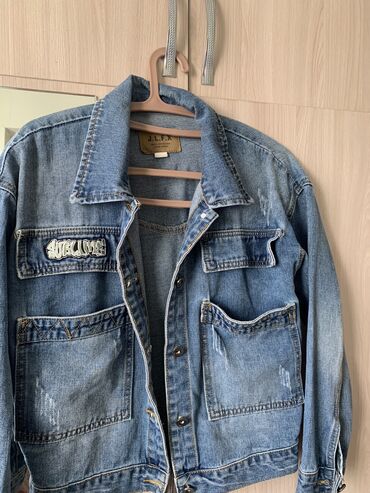 одежда на прокат: Женская джинсовая куртка, отдам за 600сомов состояние отличное!