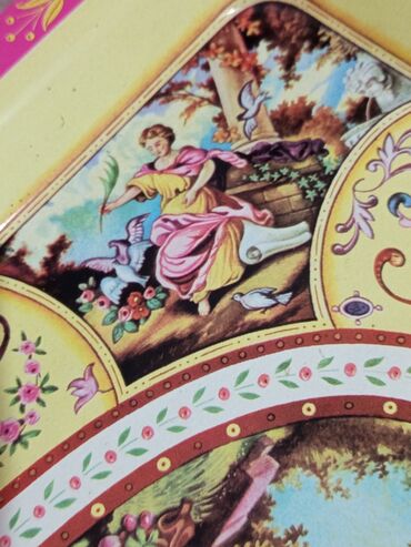 Sinilər: Bu, üzərində klassik rəsm əsərlərindən ilhamlanmış naxışlar olan — 8