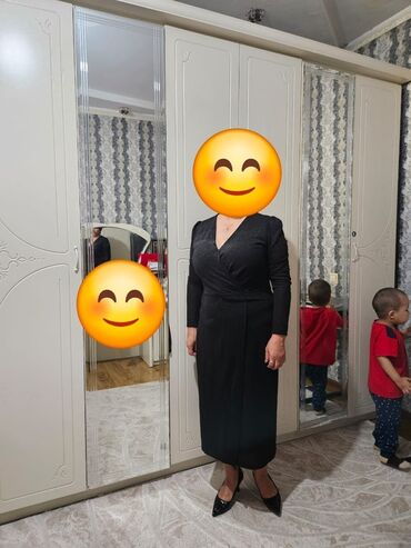 стильные платья для полных девушек: Элегантное черное женское платье миди с V-образным вырезом и длинными