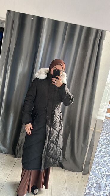 рабочий формы: Женские удлинённые теплые пуховики с капюшоном Особенности: - Пуховик