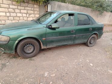 lapet satılır: Yaşıl rəngdə "Opel Vectra" modeli. Bu sedan tipli avtomobilin dörd