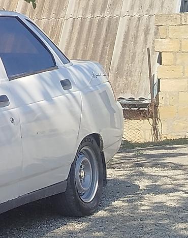 lada diskləri: Avtomobil üçün arxa tərəfi göstərilən ağ rəngli sedan. Detallar: - — 1