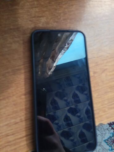 qulaqlıqlar bakı: Ekranı əks etdirən səthə malik bu smartfon, əşyaları aydın şəkildə əks