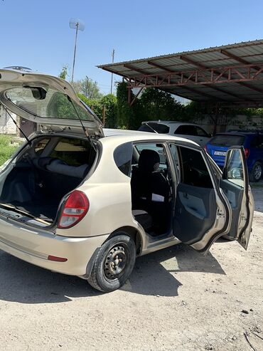 Toyota: Toyota Дуэт: 2002 г., 1.3 л, Автомат, Бензин, Хэтчбэк