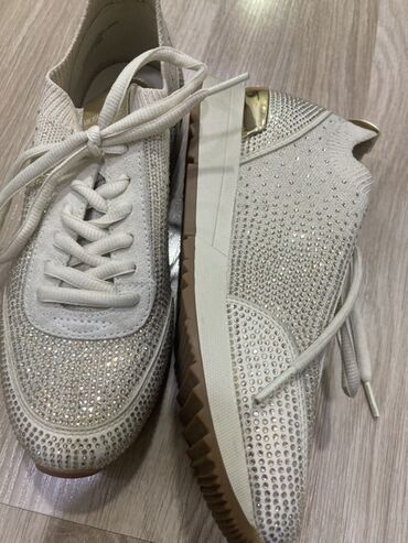 Uqqilər: Parlaq daşlarla bəzədilmiş qadın krossovkaları - Rəng: krem/ivori