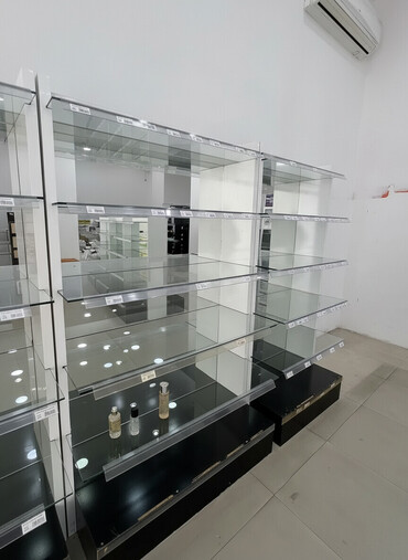 Rəf vitrinləri: Magaza ucun vitrinler hundurluk 1.50 en 090 sm. Divar vitrinleri ise — 3