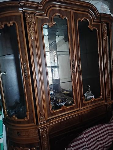 Klassik üslubda vitrinli qonaq otağı servantı Zərif oyma naxışlarla