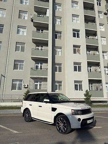 Land Rover: Range Rover Sport – ağ rəngdə, 5 qapılı SUV. Əsas xüsusiyyətlər: - — 3