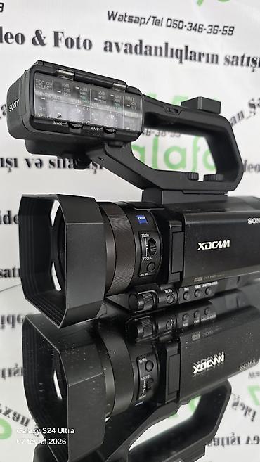 Videokameralar: Sony XDCAM X70 peşəkar videokamera. Üzərində 2 batareka adaptr çanta — 5