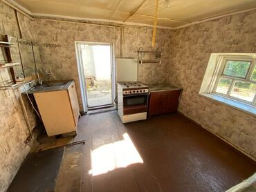 продам дом в рассрочку в бишкеке: 50 кв. м, 2 бөлмө, Унаа токтотуучу жай, Забор, тосулган