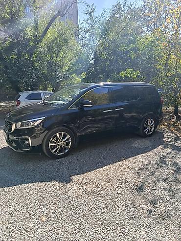 carnival: Kia Carnival (Grand Sedona) — просторный 7/8-местный минивэн в чёрном — 4