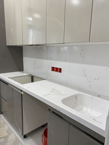 Mətbəx mebeli: Ağ mərmər dizaynlı, qril rəngli dolabları olan müasir üslubda mətbəx