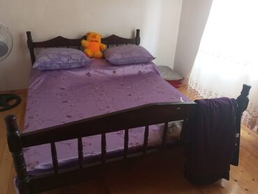 Кровати: Б/у, Двуспальная кровать, С матрасом, Без выдвижных ящиков
