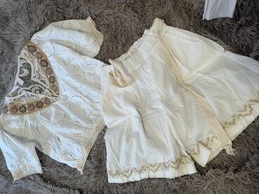 bele pantalone i sako: Bоја - Bela