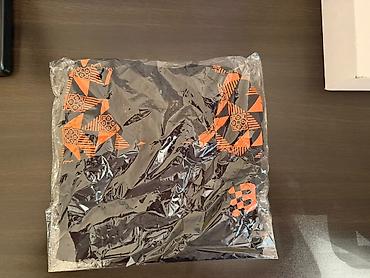 Digər üst geyimləri: Marşallar üçün gödəkçə və T-shirtlar satılır. Gödəkçə - 40 AZN XL — 2