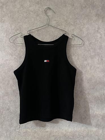 Qadın üçün qolsuz qara top - Rəng: qara - Stil: yığcam, yüksək